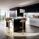 Scaune de bar din catifea cu bază aurie pe culoarea bej