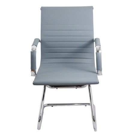 Scaune de conferință și vizitatori pe culoarea gri