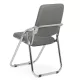 Scaune pliante cadru cromat pe culoarea gri
