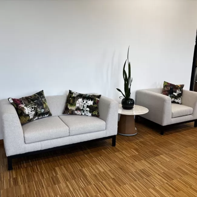 Canapea solidă cu bază metalică Notre Dame Premium 3 locuri