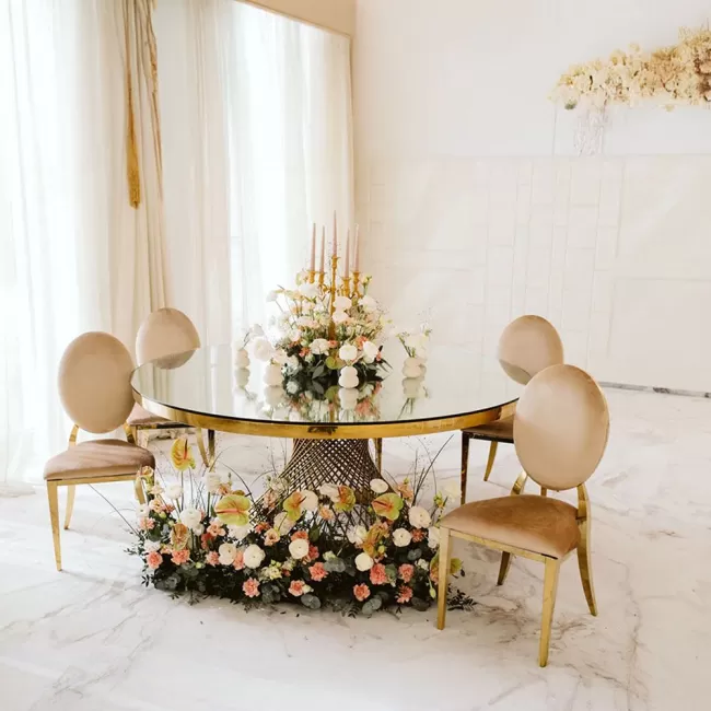 Scaun lux tapițat catifea crem, cadru inox auriu