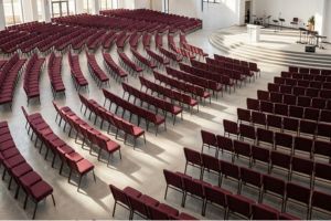 Scaune pentru biserici și săli de conferință – modele tapițate în diverse culori