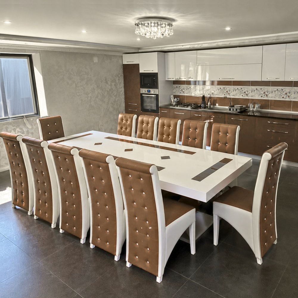 Set masă cu 12 scaune pe culoarea maro cu alb